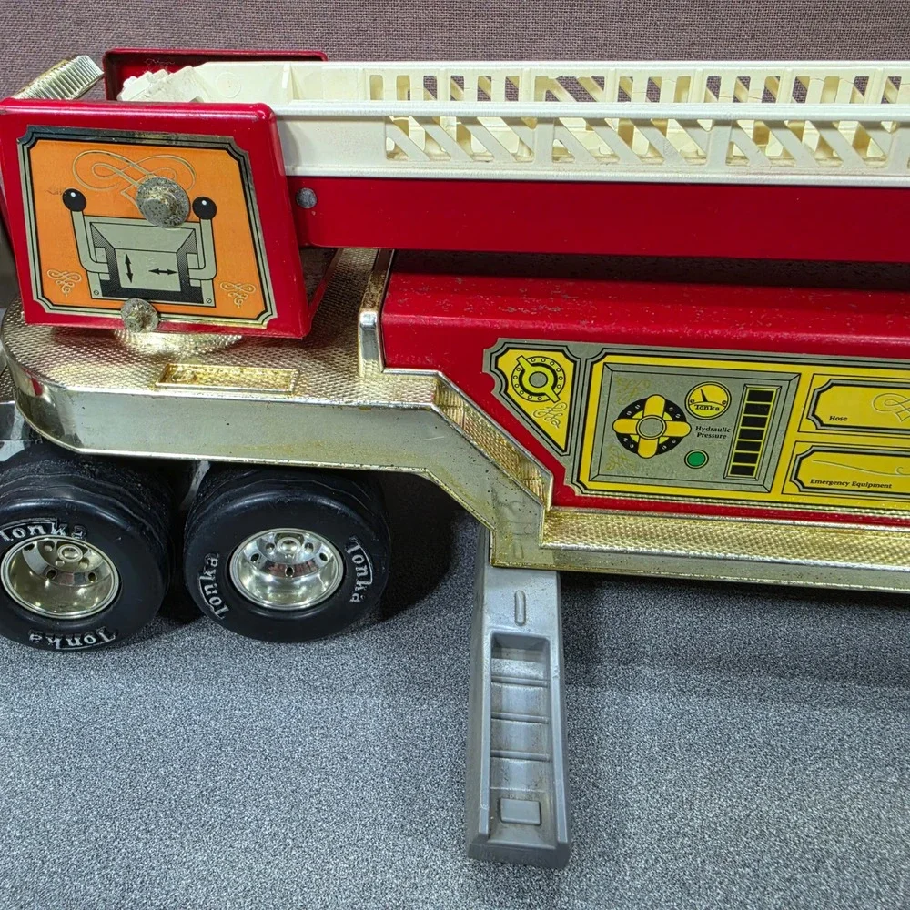 Vintage Tonka Hook and Ladder‎ Fire Truck #2 Plastic/Steel W/Siren Made In USA